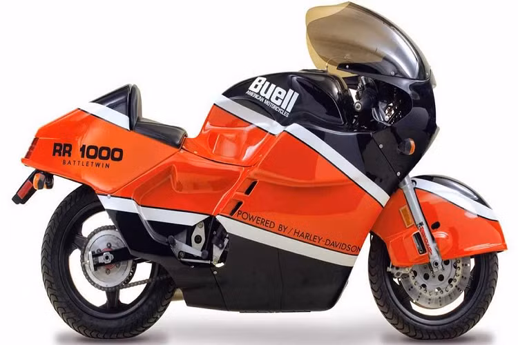 Buell RR 1000 Battletwin. Giống như BMW K1, đây cũng là một mẫu xe được thiết kế với ý định tối ưu hệ số kéo. Tuy nhiên, phần thân xe với các nếp gấp và phần lõm xấu xí, một tấm chắn đầu trông lố bịch và một tấm chắn bùn xấu không kém gì của K1, mẫu Buell này như muốn chọc mù mắt người nhìn.