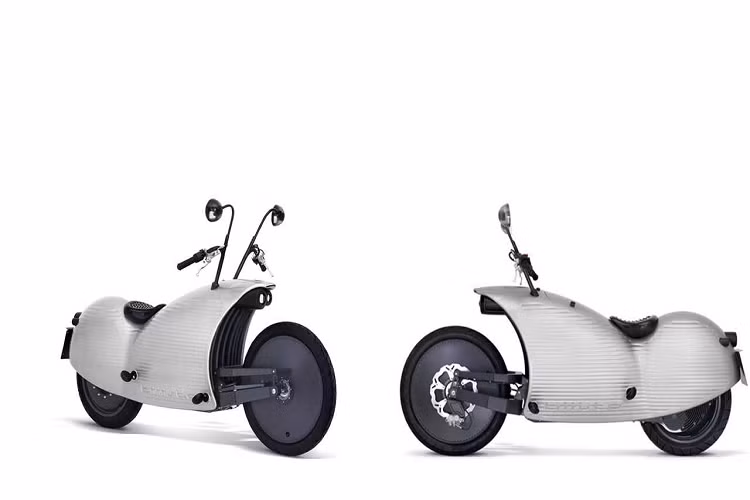 Johammer J1 - Được tạo ra bởi một công ty Áo và được thiết kế bởi Leonie cùng với Jean-Marie Lawniczak, Johammer J1 chạy điện hoàn toàn là một trong những mẫu xe hai bánh xấu nhất từ trước tới nay. Nó không chỉ xấu mà còn khó xác định phần đầu với phần đuôi. Cặp gương chiếu hậu lấy cảm hứng từ râu côn trùng của mẫu xe này cũng là một chi tiết không được bắt mắt cho lắm