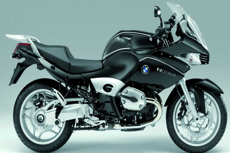 BMW R1200ST. Thật khó để kiếm một mẫu xe môtô BMW xấu xí nhưng R1200ST lại là một thứ như vậy. Phần lớn thiết kế của nó trông bình thường nhưng giống như KTM 690, thiết kế đầu xe đã phá hỏng tất cả. Màn chắn gió quá khổ với đầu đèn dọc quái dị đã “giúp” R1200ST nằm trong danh sách này.