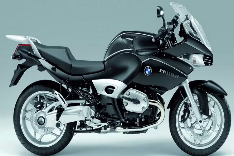 BMW R1200ST. Thật khó để kiếm một mẫu xe môtô BMW xấu xí nhưng R1200ST lại là một thứ như vậy. Phần lớn thiết kế của nó trông bình thường nhưng giống như KTM 690, thiết kế đầu xe đã phá hỏng tất cả. Màn chắn gió quá khổ với đầu đèn dọc quái dị đã “giúp” R1200ST nằm trong danh sách này.