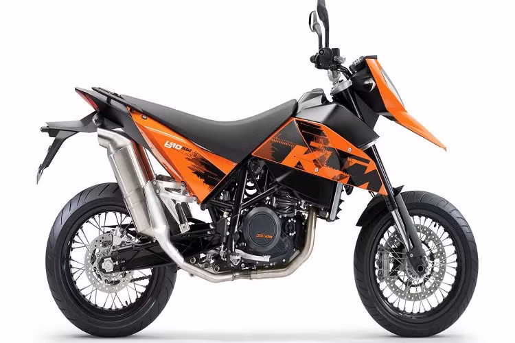 KTM 690 2007. Mẫu xe môtô phân khối lớn có một trong những chắn bùn trước kiêm mũi xe xấu nhất trong lịch sử. Ngoài ra, phần ống xả cũng không phù hợp với phong cách thiết kế của xe và phần bên dưới bình xăng trông như một biện pháp chữa cháy.