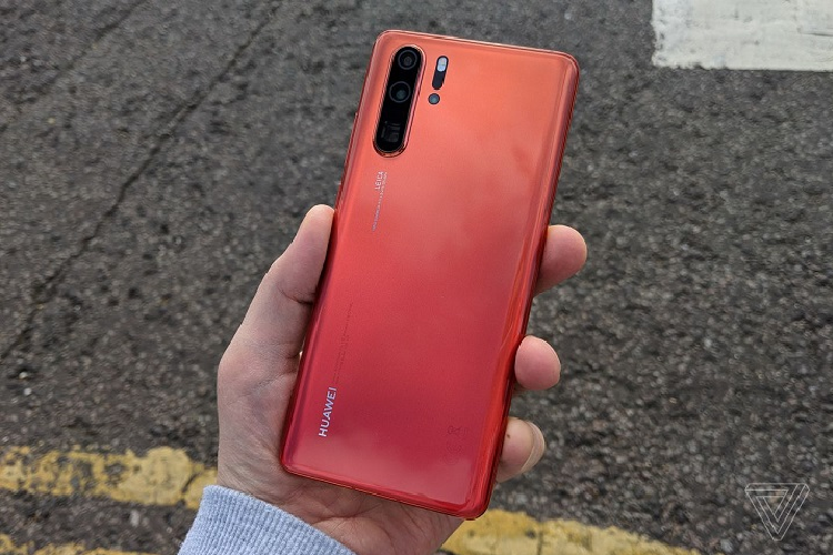 Huawei P30 Pro được trang bị hệ thống bốn camera hợp tác cùng Leica cùng viên pin dung lượng 4.200mAh cho thời lượng sử dụng 22 tiếng 57 phút.