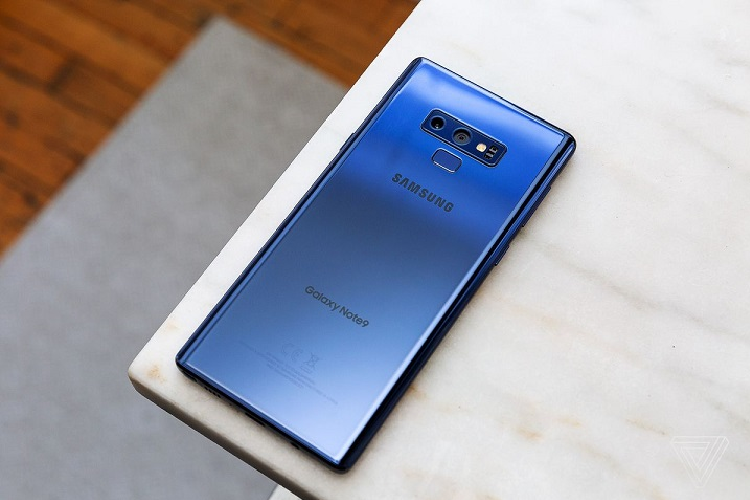 Galaxy Note 10 dự kiến sẽ ra mắt vào ngày 7/8 tới đây, nhưng Note 9 vẫn là một sản phẩm nổi bật của tập đoàn Hàn Quốc. Pin của nó có thể kéo dài tới 19 tiếng 20 phút, đi kèm theo đó là màn hình lớn, bút S Pen bluetooth và nhiều bộ nhớ trong.