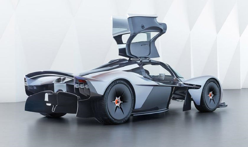 Cách đây 5 năm, Adrian Newey bắt đầu cho ra phác thảo đầu tiên của của mẫu siêu xe Aston Martin Valkyrie. Ông cũng là người cải tiến thiết kế khí động học và tăng lực ép xuống mặt đường cho siêu xe Valkyrie.