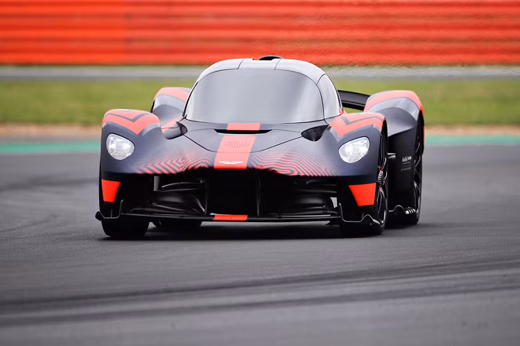 Adrian Newey, trưởng nhóm kỹ thuật của đội đua F1 Red Bull, là người hướng dẫn thiết kế Valkyrie. Kiểu dáng khí động học mang hơi hướm xe đua F1 là điều dễ nhận thấy nhất trên siêu xe này.