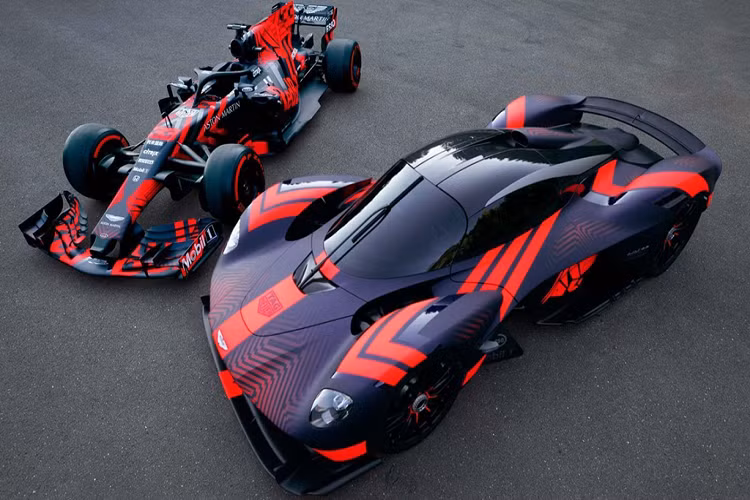 Sự xuất hiện Aston Martin Valkyrie triệu đô tại Silverstone Grand Prix không hoàn toàn tình cờ. Hãng xe Aston Martin từng hợp tác rất sâu với đội đua F1 Red Bull, tận dụng kỹ năng và kinh nghiệm của nhóm này để phát triển siêu xe Valkyrie.