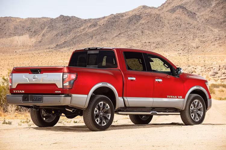 Bước ra phía sau, bản tải Nissan Titan 2020 không sở hữu nhiều thay đổi đáng kể ngoại trừ cụm đèn hậu mới với bóng đèn Full-Led với các hoạ tiết nhỏ làm điểm nhấn và cửa sau tinh chỉnh nhẹ. Ngoài ra, mâm xe cũng được thiết kế lại cầu kỳ và ấn tượng hơn. Nissan cho biết, Titan 2020 sẽ tới tay khách hàng với 3 màu sắc, bao gồm Đỏ mận Red Alert, nâu ánh tím Baja Storm và đỏ cam Cardinal Red Metallic.