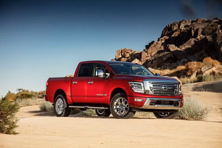 Bao bọc bên ngoài là cụm đèn chiếu sáng chính dạng LED với đèn ban ngày Day-light to bản hình Boomerang cực kỳ nổi bật. Bên cạnh đó, bộ cản dưới của xe cũng đã được các kỹ sư tái thiết kế với các đường nét sắc cạnh hơn, chi tiết này kết hợp với đèn sương mù hình chữ nhật mới càng gia tăng cái nhìn góc cạnh, sắc nét cho phần đầu xe.