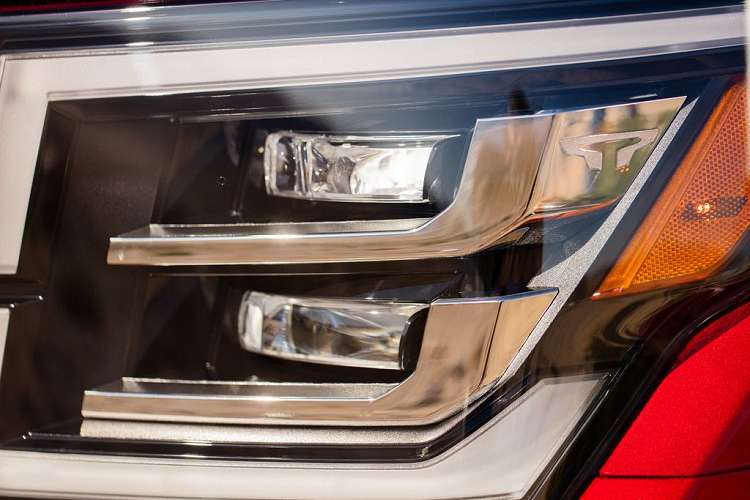 Trong số đó, nổi bật nhất phải nhắc tới hệ thống hỗ trợ người lái Nissan Safety Shield 360, đây là hệ thống tổ hợp các chức năng bao gồm phanh khẩn cấp tự động kèm phát hiện người đi bộ, cảnh báo điểm mù, cảnh báo phương tiện phía sau, cảnh báo chệch làn đường, phanh tự động, hệ thống đèn pha thích ứng.