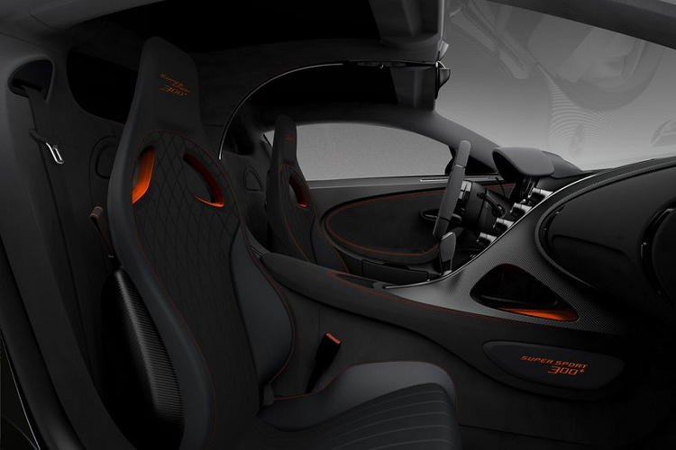 Bên trong, nột thất không quá khác biệt so với Bugatti Chiron tiêu chuẩn với cách bố trí nút bấm gần như tương tự cùng vòng đèn LED chữ C chính giữa khoang lái.