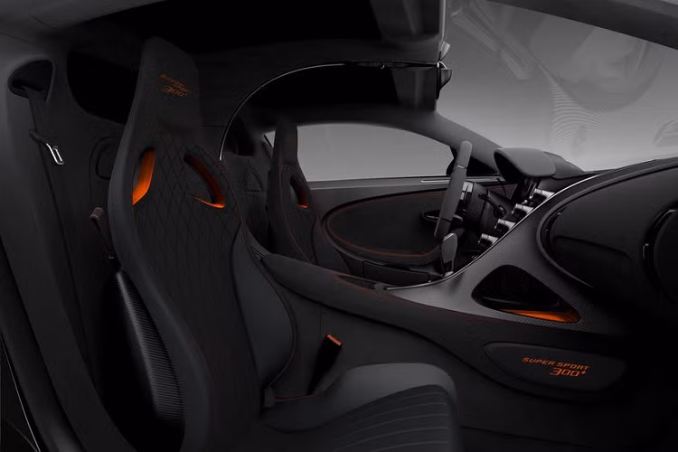 Bên trong, nột thất không quá khác biệt so với Bugatti Chiron tiêu chuẩn với cách bố trí nút bấm gần như tương tự cùng vòng đèn LED chữ C chính giữa khoang lái.