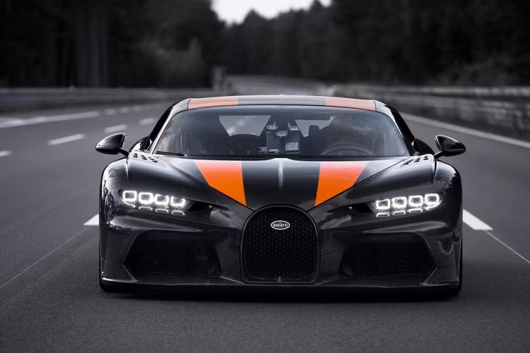 Chiếc Bugatti Chiron đặc biệt này đạt các tiêu chuẩn của tổ chức giám sát kỹ thuật Đức (TUV) và được cầm lái bởi Andy Wallace. Thành tích mới này của Bugatti Chiron giúp mẫu xe này vượt qua thành thích 457,94 km/h của Koenigsegg Agera RS lập nên vào cuối năm 2017 và trở thành mẫu xe có tốc độ tối đa cao nhất ở thời điểm hiện tại.