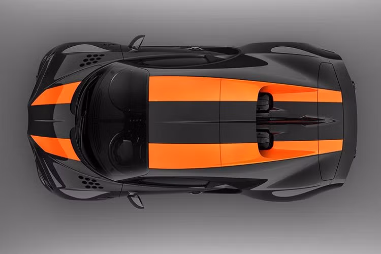 Chiếc xe thực hiện kỷ lục này không thực chất là một chiếc Bugatti Chiron thương mại. Theo những hình ảnh có được, chiếc xe giống như một phiên bản nguyên mẫu của Chiron Super Sport 300 Edition với phần đầu xe được thiết kế lại cùng đuôi xe kéo dài.