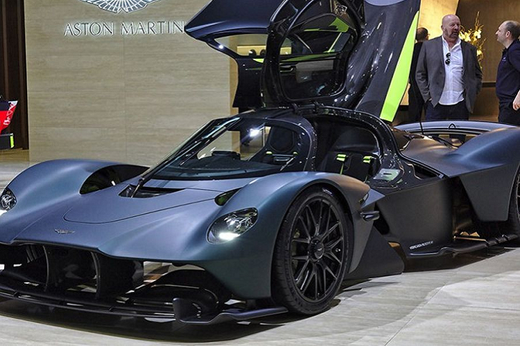 Mẫu siêu xe hàng hiếm - Aston Martin Valkyrie ra đời đánh dấu sự hợp tác giữa hãng xe Anh và đội đua Red Bull Racing. Dù có ngoại hình hơi giống những con tàu vũ trụ hiện đại nhưng nó lại đem đến cảm giác của trường phái cũ và đặc biệt thuộc phiên bản sản xuất giới hạn.