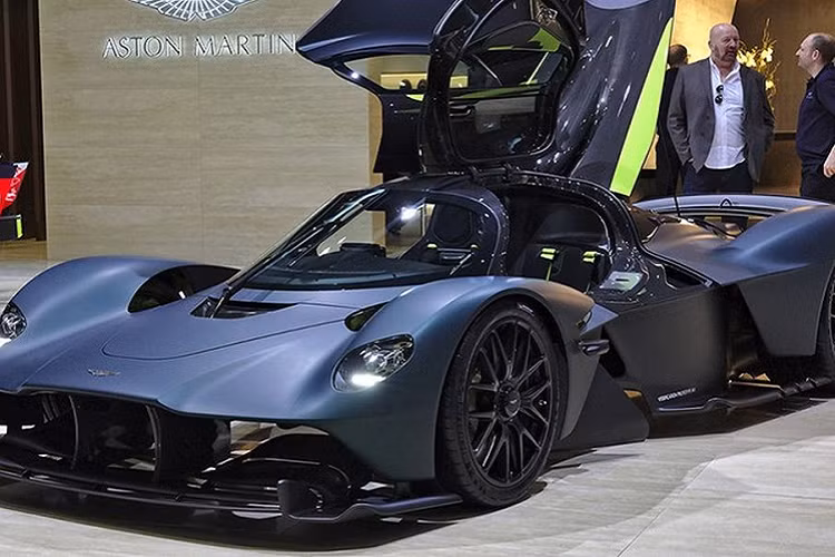 Mẫu siêu xe hàng hiếm - Aston Martin Valkyrie ra đời đánh dấu sự hợp tác giữa hãng xe Anh và đội đua Red Bull Racing. Dù có ngoại hình hơi giống những con tàu vũ trụ hiện đại nhưng nó lại đem đến cảm giác của trường phái cũ và đặc biệt thuộc phiên bản sản xuất giới hạn.