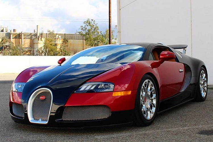 Siêu phẩm Bugatti Veyron 16.4 Super Sport là siêu xe kết hợp hài hòa giữa hiệu suất và vẻ đẹp. Sức mạnh được cung cấp bởi khối động cơ 8 lít, W16, công suất 1.200 mã lực. Siêu xe này có thể đạt tốc độ tối đa 431 km/h. Thời gian tăng tốc từ 0-100 km/h chỉ trong 2,2 giây