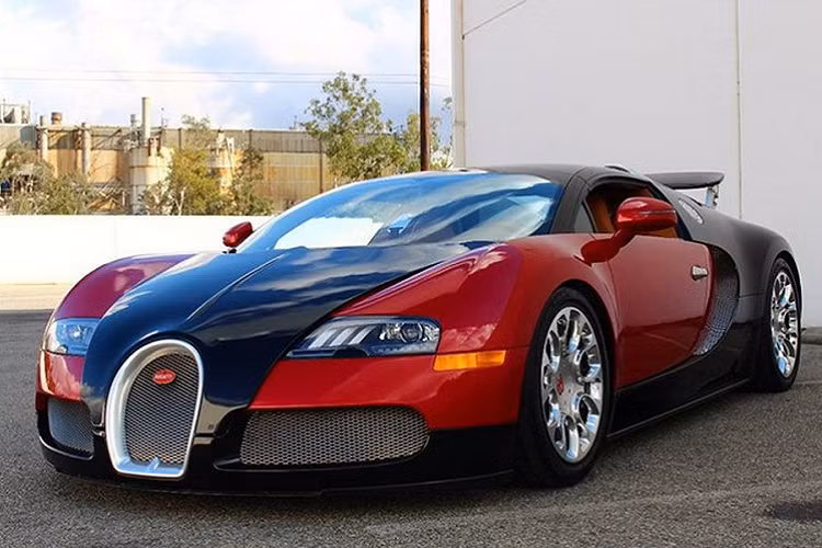 Siêu phẩm Bugatti Veyron 16.4 Super Sport là siêu xe kết hợp hài hòa giữa hiệu suất và vẻ đẹp. Sức mạnh được cung cấp bởi khối động cơ 8 lít, W16, công suất 1.200 mã lực. Siêu xe này có thể đạt tốc độ tối đa 431 km/h. Thời gian tăng tốc từ 0-100 km/h chỉ trong 2,2 giây