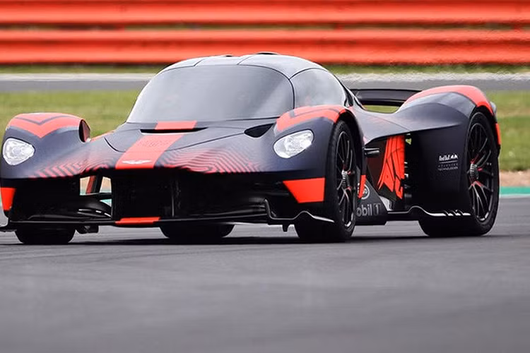 Chỉ có 175 chiếc Valkyrie được sản xuất, trong đó có 150 chiếc bản thường và 25 chiếc bản đua. Do được thiết kế độc, lạ đến mức viễn tưởng như trong những bộ phim điện ảnh nên dòng siêu xe này được định giá 2,6 triệu USD