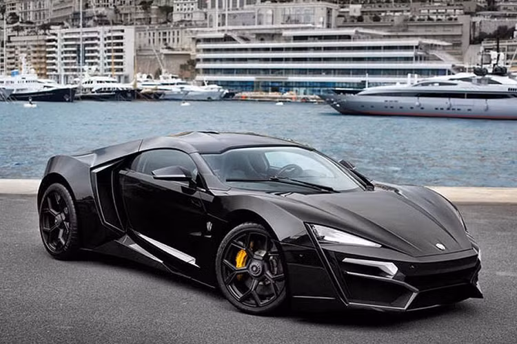 Với thiết kế nội thất vô cùng sang trọng cùng với nạm đá quý, dát vàng khiến chiếc xe có giá bán lên đến 3,4 triệu USD và hãng xe có trụ sở tại Dubai chỉ sản xuất đúng 7 chiếc trên toàn thế giới 