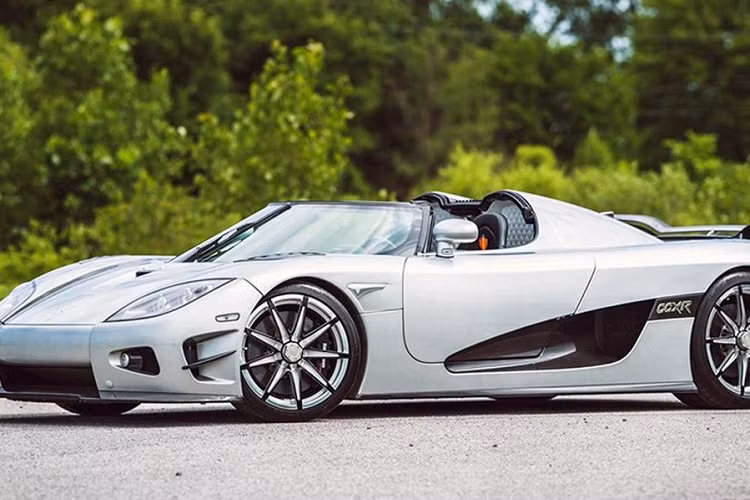 Là phiên bản cực hiếm của hãng siêu xe Thuỵ Điển, Koenigsegg với số lượng hạn chế. Không ngoa khi gọi chúng là chiếc xe đắt nhất thế giới, bởi nó được “dệt” một lớp kim cương và không hề rẻ