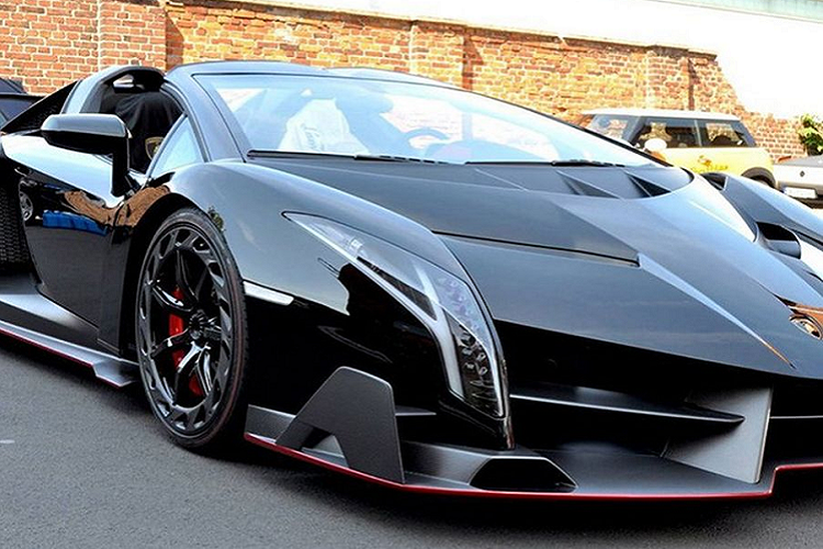 Lamborghini Veneno Roadster được sản xuất vào năm 2013 như là 1 món quà đặc biệt để kỷ niệm chặng đường 50 năm hào hùng của Lamborghini. Chính vì vậy, bản thân Lamborghini Veneno Roadster cũng là chiếc siêu xe đặc biệt có giá 5,6 triệu USD