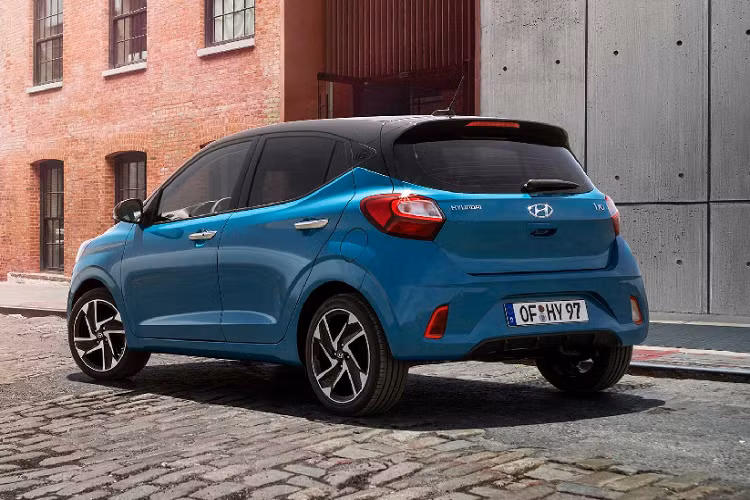 Thêm vào đó, Hyundai i10 hoàn toàn mới còn sở hữu bộ mâm đúc 16 inch thiết kế hoàn toàn mới. Được biết là dù nâng cấp kích thước nhưng i10 thế hệ mới lại nhẹ hơn bản hiện tại 30 - 40 kg