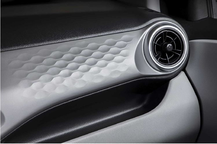 Hyundai i10 2020 đi cùng với hệ thống phanh tự động khẩn cấp với chức năng phát hiện xe cộ và người đi đường. Nó còn có hệ thống phòng tránh va chạm trước (Forward Collision-Avoidance Assist), đèn pha tự động (High Beam Assist), hệ thống cảnh báo chệch làn đường (Lane Keep Assist System), cảnh báo tài xế mệt mỏi (Driver Attention Warning) và cảnh báo tốc độ giới hạn (Intelligent Speed Limit Warning).