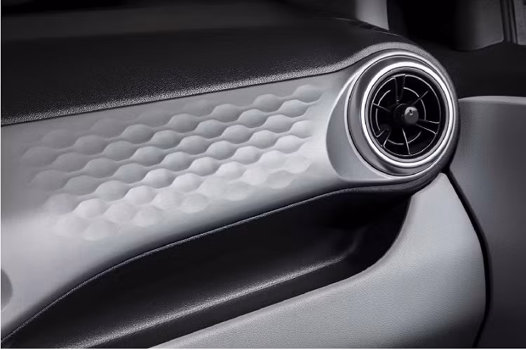 Hyundai i10 2020 đi cùng với hệ thống phanh tự động khẩn cấp với chức năng phát hiện xe cộ và người đi đường. Nó còn có hệ thống phòng tránh va chạm trước (Forward Collision-Avoidance Assist), đèn pha tự động (High Beam Assist), hệ thống cảnh báo chệch làn đường (Lane Keep Assist System), cảnh báo tài xế mệt mỏi (Driver Attention Warning) và cảnh báo tốc độ giới hạn (Intelligent Speed Limit Warning).