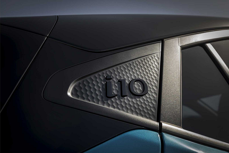 Xe có cụm đồng hồ bán kỹ thuật số mới 5.3 inch. Trong khi màn hình cảm ứng 8 inch sẽ được trang bị trên bản cao cấp. Màn hình này tương thích Apple CarPlay và Android Auto. Thêm vào đó, hãng xe Hàn cho biết có một ứng dụng smartphone hiện đại, cho phép tài xế có thể truy cập vào những chức năng quan trọng của xe như hệ thống điều hòa nhiệt độ.