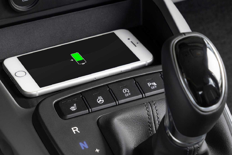 Động cơ trên Hyundai i10 2020 là động cơ xăng 3 xy lanh 1.0L. Nó có sức mạnh 67 mã lực và mô men xoắn cực đại 96 Nm. Xe còn có phiên bản mạnh hơn mang động cơ 4 xy lanh MPi 1.2L cho công suất 82 mã lực và mô men xoắn cực đại 87 Nm. Đi kèm là hộp số sàn hoặc tự động 5 cấp.