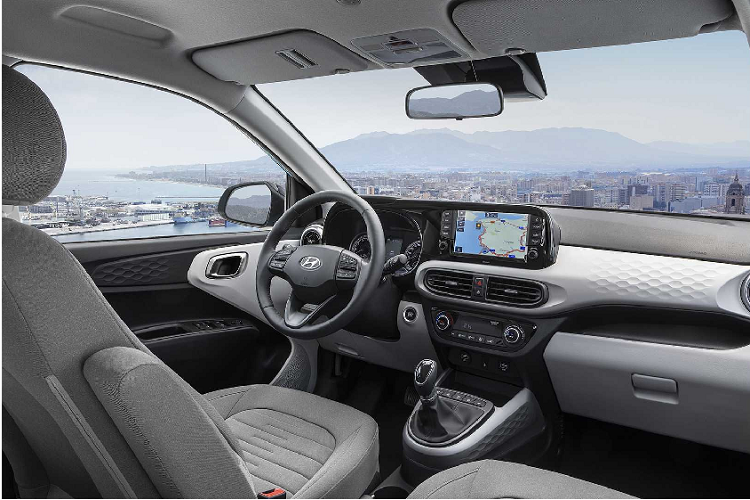 Nhìn từ phía trước, lưới tản nhiệt mới của i10 tạo thành hình thang cong, bao phủ cả chi tiết đèn chạy ban ngày LED hình tròn. (Ở phiên bản tại Ấn Độ thì đèn chạy ban ngày là 2 dải đèn LED hình chữ C quay ngược vào nhau). Thân xe cơ bắp hơn và kết hợp với những đường dập đầu xe khá hợp lý. Cụm đèn hậu được nâng cấp tinh tế hơn.