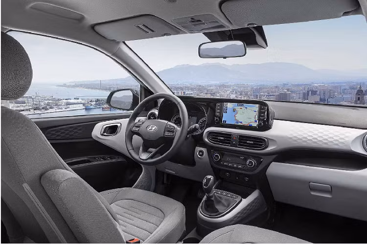 Nhìn từ phía trước, lưới tản nhiệt mới của i10 tạo thành hình thang cong, bao phủ cả chi tiết đèn chạy ban ngày LED hình tròn. (Ở phiên bản tại Ấn Độ thì đèn chạy ban ngày là 2 dải đèn LED hình chữ C quay ngược vào nhau). Thân xe cơ bắp hơn và kết hợp với những đường dập đầu xe khá hợp lý. Cụm đèn hậu được nâng cấp tinh tế hơn.