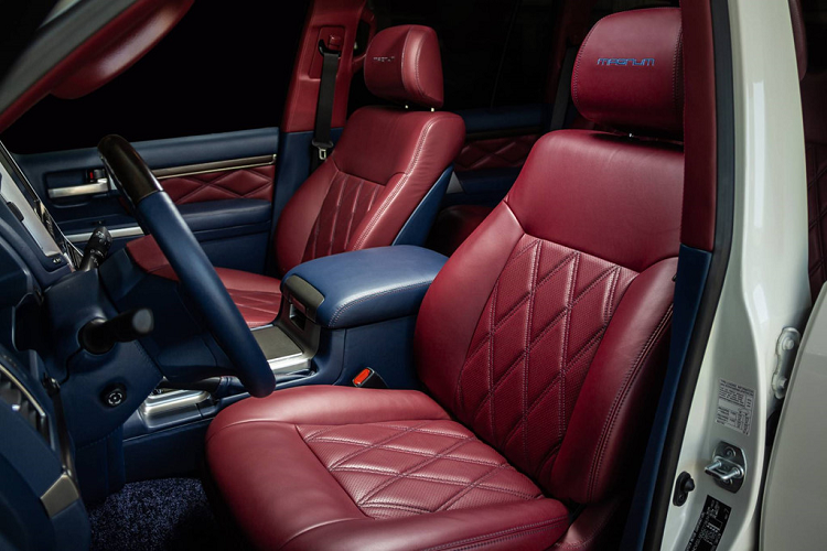 Logo ‘Magnum’ cũng được tìm thấy ở nhiều vị trí như tựa đầu, tựa tay trung tâm và vô lăng của xe.