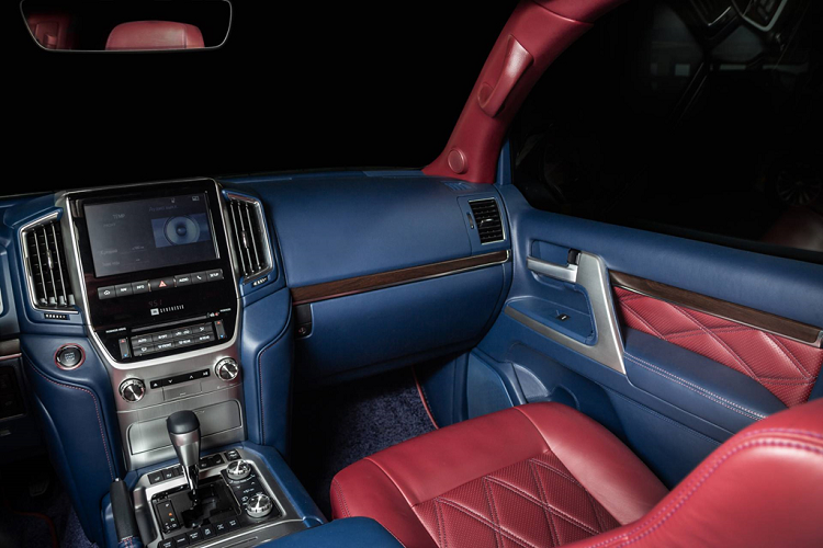 Tương đồng với ngôn ngữ thiết kế của cản trước, cản sau của xe được thiết kế với các góc cắt xẻ mạnh tay hơn. Xe được trang bị ống xả kép được tích hợp hẳn vào bên trong cản sau với viền chrome cách điệu.