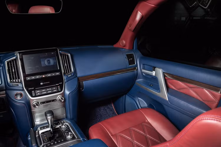 Tương đồng với ngôn ngữ thiết kế của cản trước, cản sau của xe được thiết kế với các góc cắt xẻ mạnh tay hơn. Xe được trang bị ống xả kép được tích hợp hẳn vào bên trong cản sau với viền chrome cách điệu.