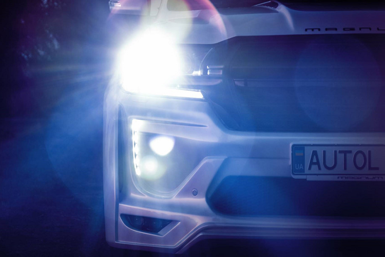 Cản trước tích hợp đèn sương mù tiêu chuẩn được loại bỏ, thay vào đó là thiết kế hầm hố và đèn sương mù và đèn LED trang trí được bố trí thấp hơn.