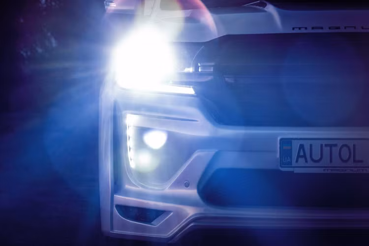 Cản trước tích hợp đèn sương mù tiêu chuẩn được loại bỏ, thay vào đó là thiết kế hầm hố và đèn sương mù và đèn LED trang trí được bố trí thấp hơn.