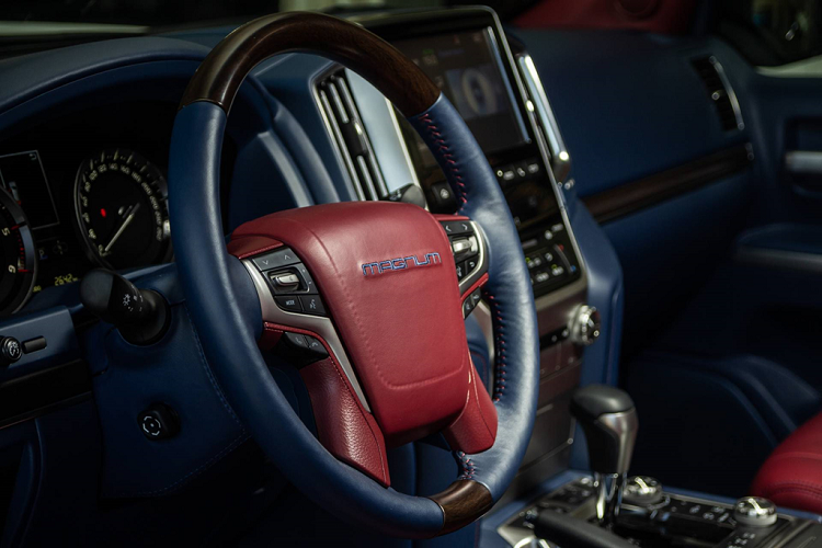 Bên cạnh cánh lướt gió ở bên trên kính chắn gió sau tiêu chuẩn, AutoLife còn trang bị thêm một cánh gió nhỏ cố định nằm dưới cùng logo MAGNUM kích thước lớn.