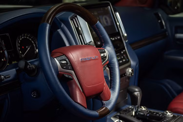 Bên cạnh cánh lướt gió ở bên trên kính chắn gió sau tiêu chuẩn, AutoLife còn trang bị thêm một cánh gió nhỏ cố định nằm dưới cùng logo MAGNUM kích thước lớn.