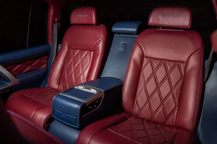 Nội thất của chiếc Land Cruise này được AutoLife nâng cấp lên một tầm cao mới. Toàn bộ nội thất ghế của xe, bao gồm cả trần cabin, được bọc da thật cao cấp đến từ Áo.