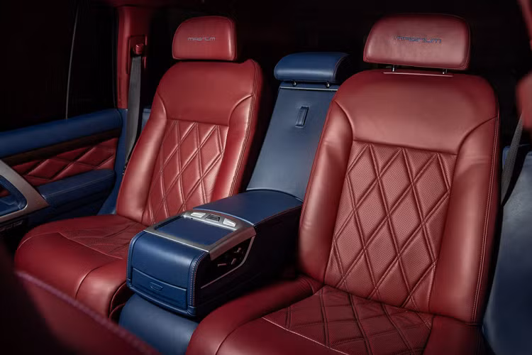 Nội thất của chiếc Land Cruise này được AutoLife nâng cấp lên một tầm cao mới. Toàn bộ nội thất ghế của xe, bao gồm cả trần cabin, được bọc da thật cao cấp đến từ Áo.