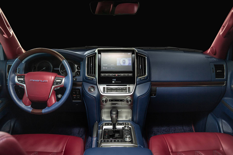 Hông xe được thiết kế lại với hốc bánh ở 2 cầu được ốp to và rộng hơn, làm tăng vẻ bề thế của xe. Logo của gói độ cũng được tìm thấy ở ốp hông cũng như cột D.