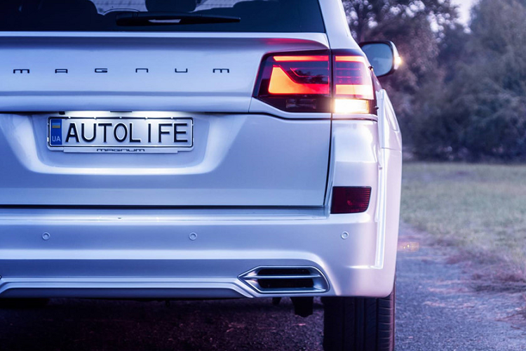 Lưới tản nhiệt mạ chrome tiêu chuẩn được thay thế bởi bề mặt xử lý đen bóng, kéo dài vào 2 đèn pha.