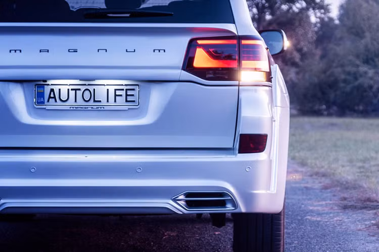 Lưới tản nhiệt mạ chrome tiêu chuẩn được thay thế bởi bề mặt xử lý đen bóng, kéo dài vào 2 đèn pha.