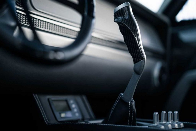 Cận cảnh cần số carbon của Tantrum