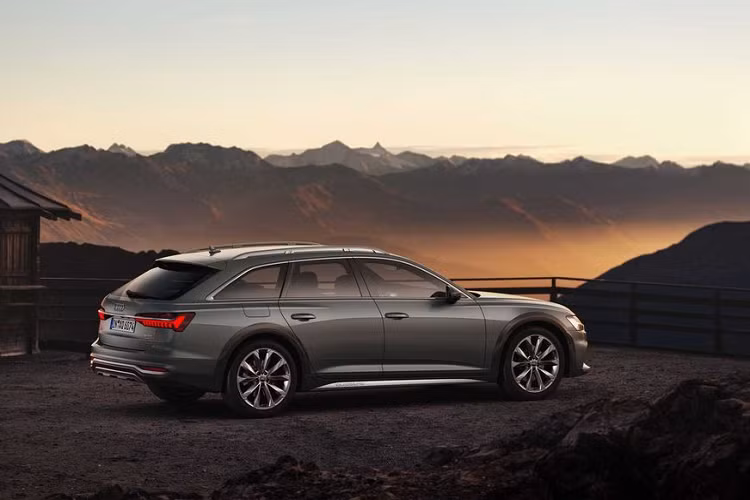 Do đó, có thể giá xe Audi A6 Allroad lên tới 66.895 USD (tương đương 1,55 tỷ đồng). Con số này có lẽ sẽ khiến các fan của Audi e ngại khi họ chỉ cần bỏ ra thêm 3.000 USD (chưa tới 70 triệu đồng) để “lên đời” với mẫu SUV flagship cỡ lớn Audi Q8.