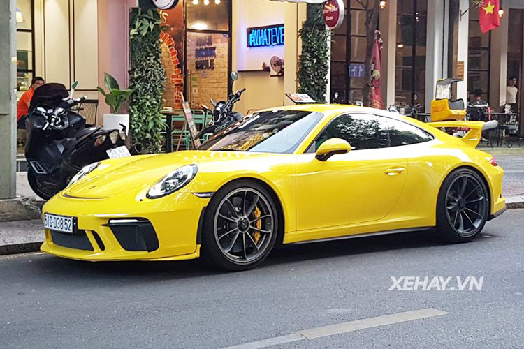 Theo hãng xe thể thao Porsche công bố thì siêu xe 911 GT3 RS đời 2019 có mức tiêu hao nhiên liệu trung bình vào khoảng 12,8 lít/100 km. Tại Việt Nam, giá xe Porsche 911 GT3 RS chính hãng bản tiêu chuẩn bán ra khoảng 13,9 tỷ đồng (&#x8;đã bao gồm VAT&#x1d;). (Ảnh: Xehay).