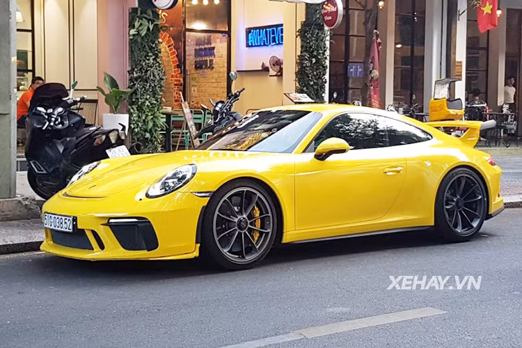 Theo hãng xe thể thao Porsche công bố thì siêu xe 911 GT3 RS đời 2019 có mức tiêu hao nhiên liệu trung bình vào khoảng 12,8 lít/100 km. Tại Việt Nam, giá xe Porsche 911 GT3 RS chính hãng bản tiêu chuẩn bán ra khoảng 13,9 tỷ đồng (đã bao gồm VAT). (Ảnh: Xehay).