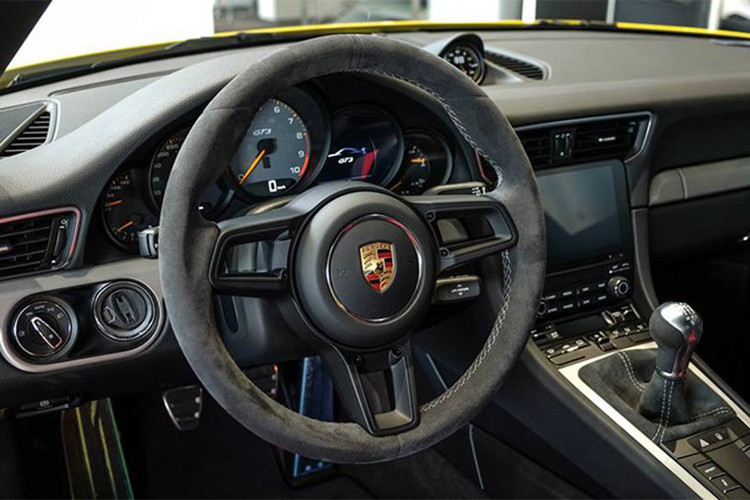 Phong cách xe đua được khắc họa đậm nét trong khoang nội thất GT3 mới với ghế xe đua được được chế tạo từ sợi carbon và bọc da Alcantara tương phản 2 màu xanh - đen. Đi cùng đó là dây đai an toàn 6 điểm, giúp hỗ trợ an toàn ở các tình huống lái xe ở chế độ năng động cấp độ cao.