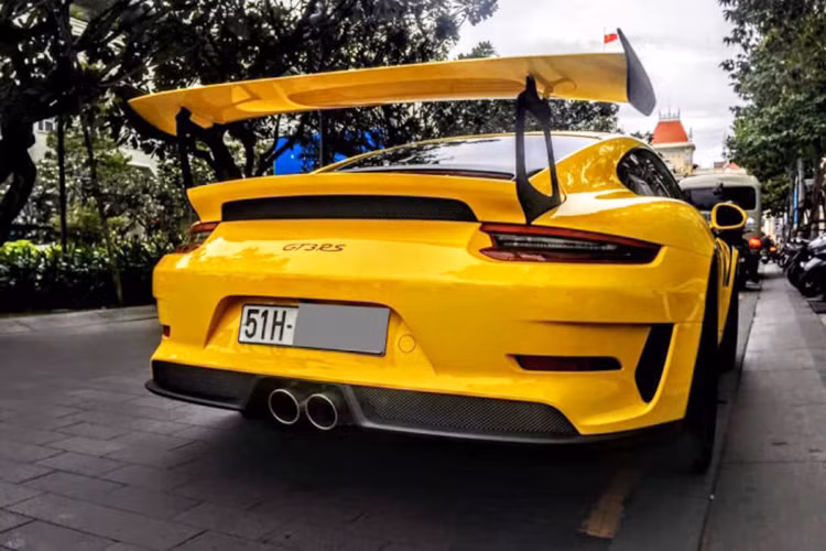Sức mạnh của 911 GT3 RS 2019 đến từ khối động cơ xăng 6 xi-lanh thẳng hàng, hút khí tự nhiên, dung tích 4.0 lít, tạo ra công suất tối đa 520 mã lực và 470Nm. Kết hợp cùng hộp số PDK 7 cấp, nhờ đó, siêu xe Porsche 911 GT3 RS mới có thể tăng tốc từ 0 - 100 km/h chỉ trong 3,2 giây trước khi cán tốc độ tối đa 312 km/h.